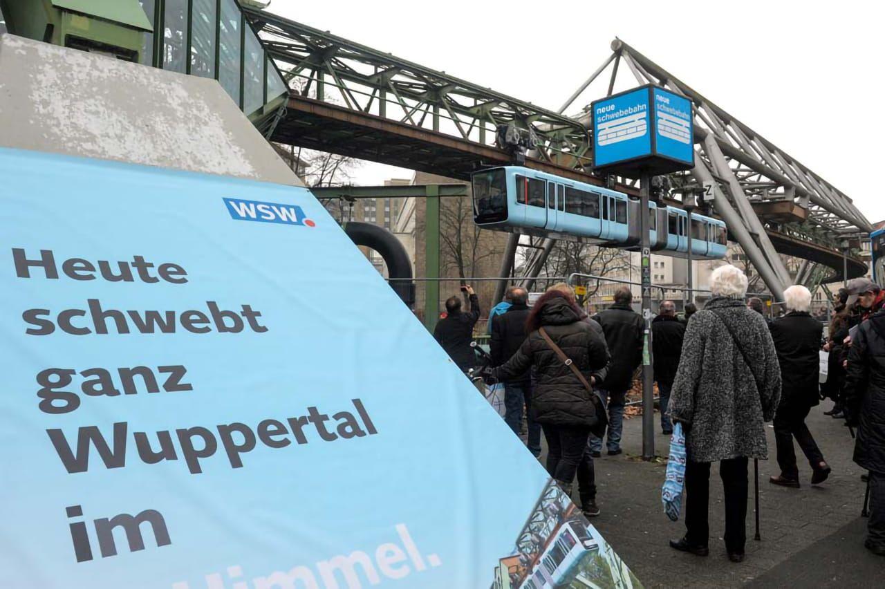 Wuppertal schwebt im 7. Himmel - die neuen Wagen gehen in den Fahrgastbetrieb