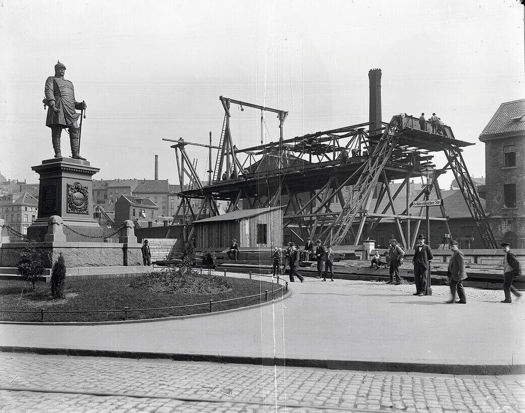 Foto vom Bau des Schwebebahn-Gerüsts 1898 an der Alexanderbrücke