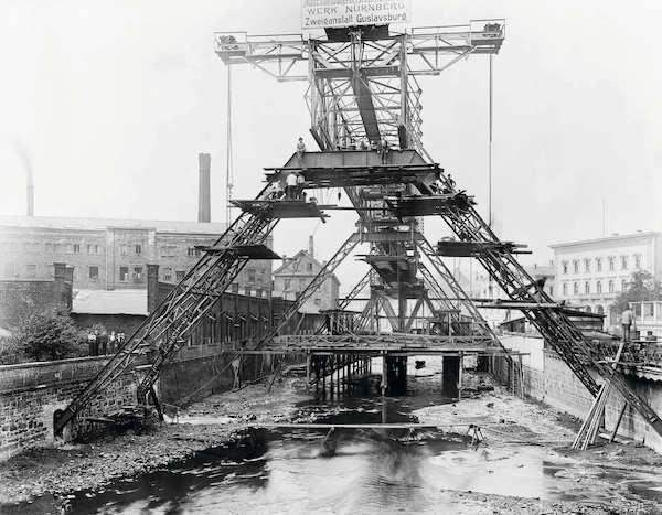 Foto vom Bau des Schwebebahnhofs Alexanderbrücke um 1898