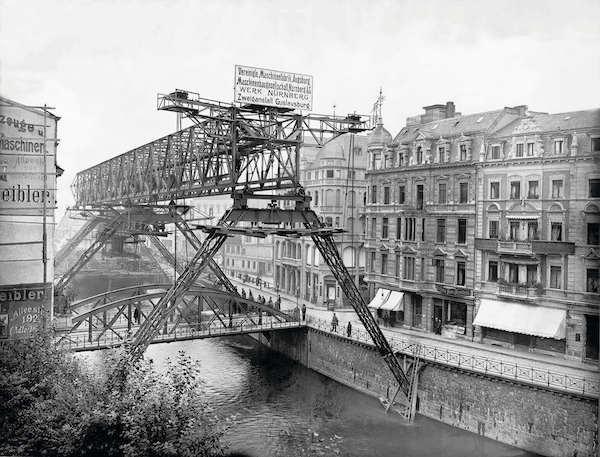 Foto vom Bau der Schwebebahn um 1899 in Höhe Wall/Schloßbleiche