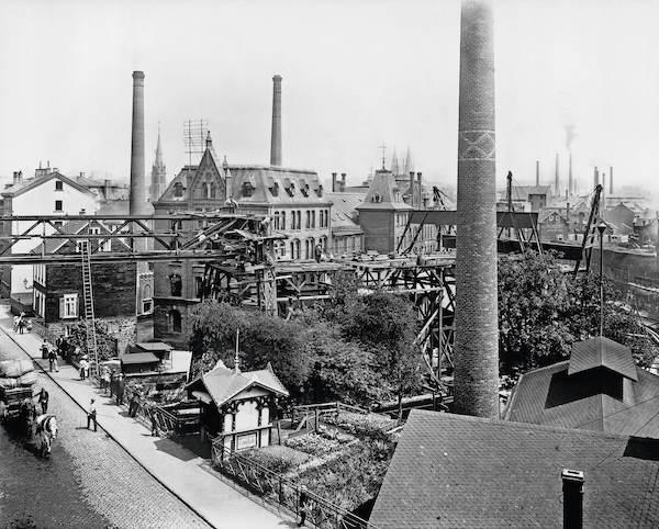 Foto vom Bau der Schwebebahn am Brausenwertherplatz 1906
